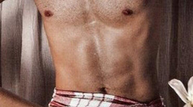 Είναι gay και το κρύβει; Σέξι Έλληνας τραγουδιστής σπάει τη σιωπή του