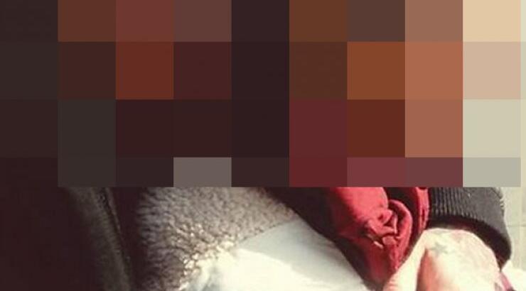 Κύπρια αγκαλιά με τον σύντροφο της περιμένει τον ηλεκτρικό συρμό στην Αθήνα