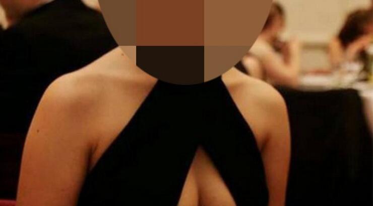 Ποια πολιτικός εμφανίστηκε με αυτό το μπούστο και τρέλανε το διαδίκτυο;