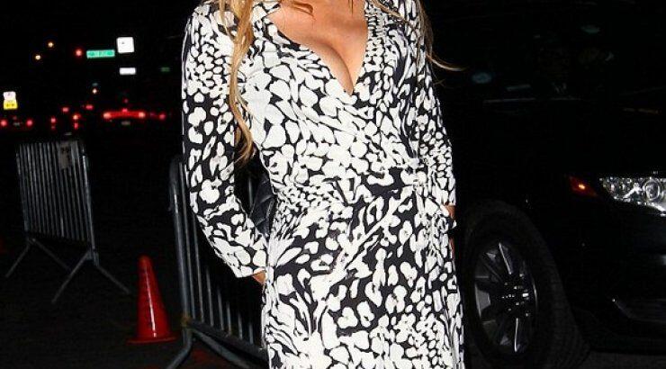 Η Paris Hilton έρχεται σε οργασμό μπροστά σε εκαντοντάδες άτομα!