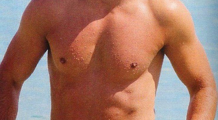 Νίκος Βέρτης: "Έκλεψε" τις εντυπώσεις το γυμνασμένο κορμί του στην Μύκονο