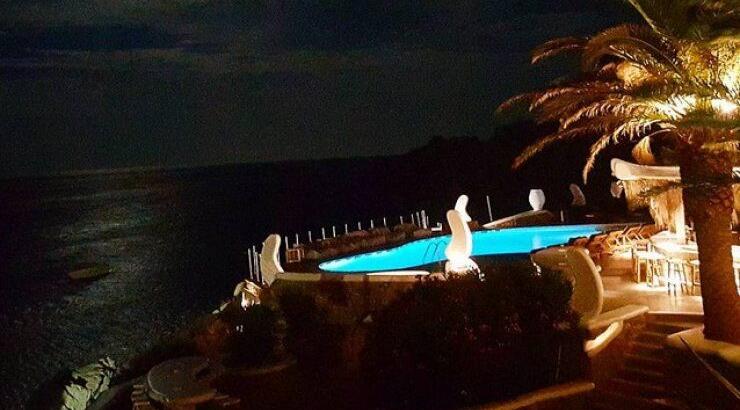 H απίστευτη θέα από το δωμάτιο διακοπών επώνυμης Κύπριας