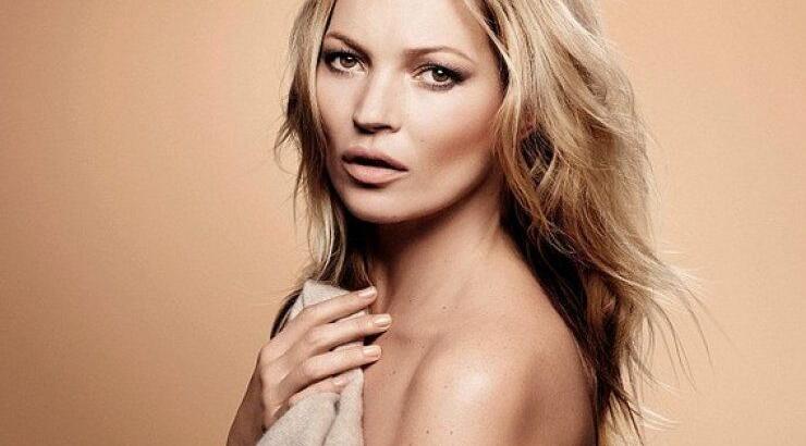 Kate Moss: Ποζάρει στο φακό μόνο με μια πετσέτα και δείχνει πιο νέα από ποτέ!