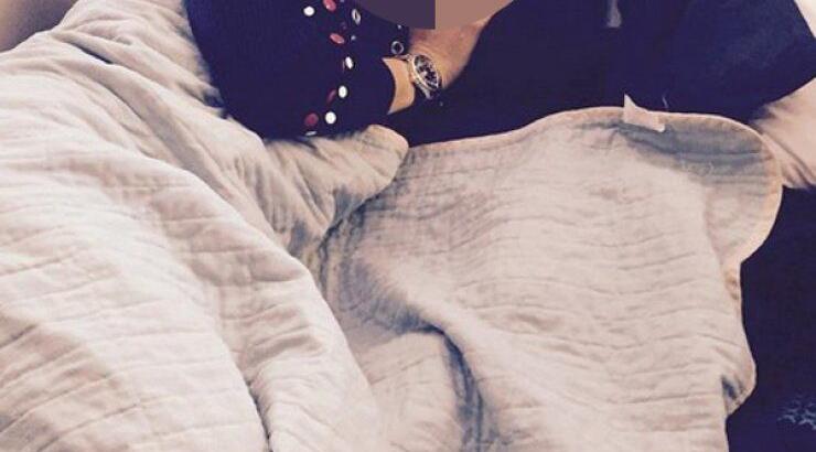 Kύπρια socialite ταξιδεύοντας first class από Λονδίνο