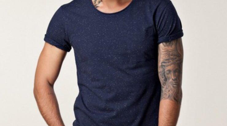 Ο Δημήτρης Αλεξάνδρου γυμνός στο κρεβάτι!