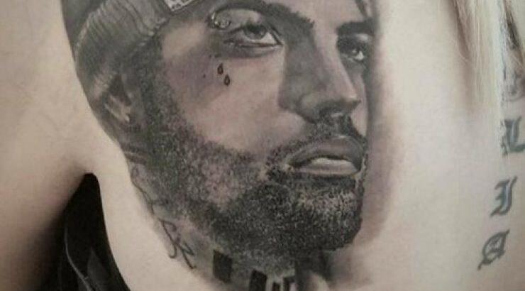 Η φανατική Κύπρια θαυμάστρια του Tus που έκανε το πρόσωπο του τατουάζ στην πλάτη της