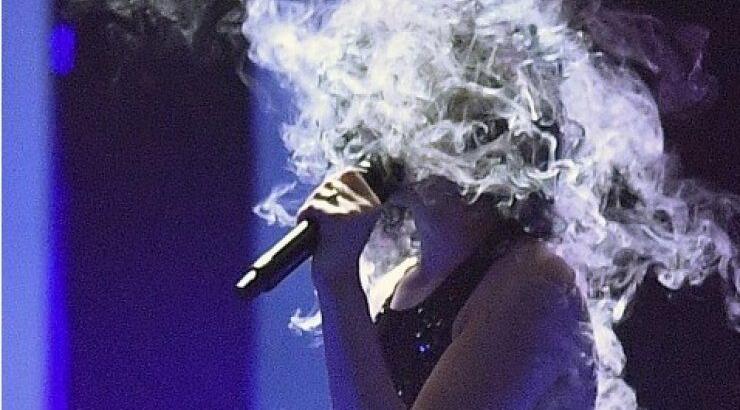 Eurovision: Τραγουδίστρια πήρε φωτιά πάνω στην σκηνή!