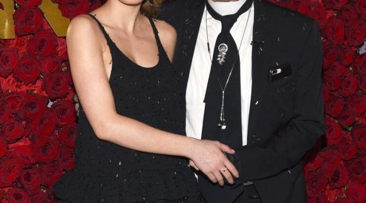 H Lily-Rose Depp φορώντας ένα μικρό μαύρο φόρεμα αποκάλυψε από πότε ξεκίνησε να φοράει Chanel