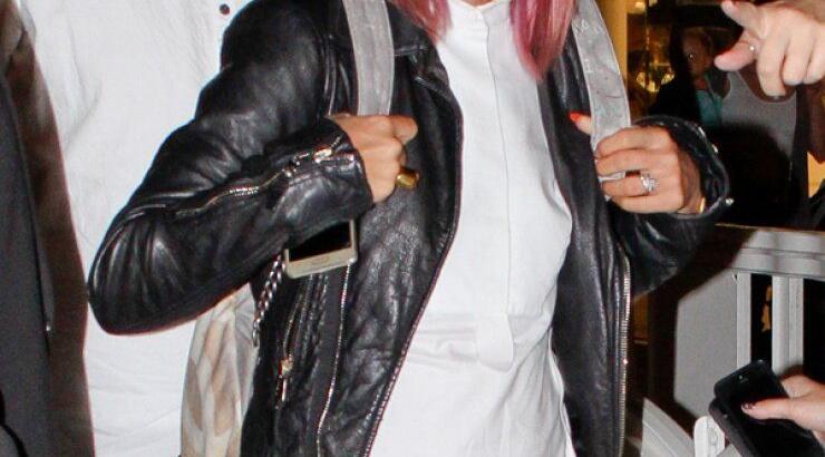 Ποια τραγουδίστρια έβαψε τα μαλλιά της φούξια; [εικόνες]