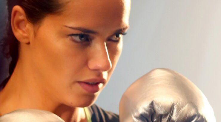 Μοντέλο της Victoria Secret μεταμορφώθηκε σε boxer [εικόνες]