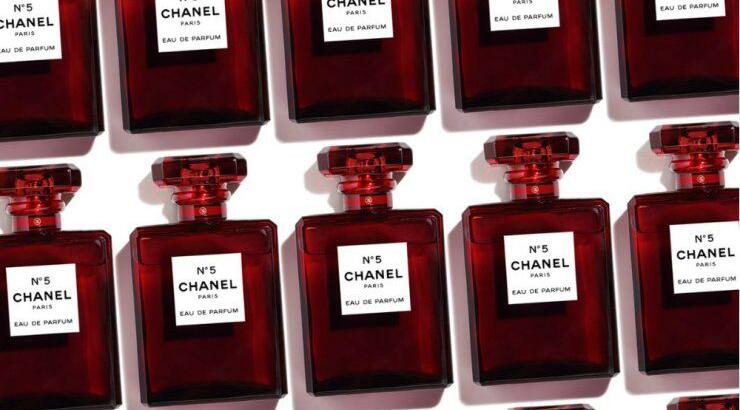 Το No 5 φοράει τα γιορτινά του σε μια limited edition του οίκου Chanel 