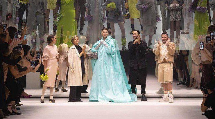 Linda Evangelista: Ανέβηκε στην πασαρέλα μετά από 15 χρόνια και έκλεισε το show του Fendi [εικόνες & βίντεο]