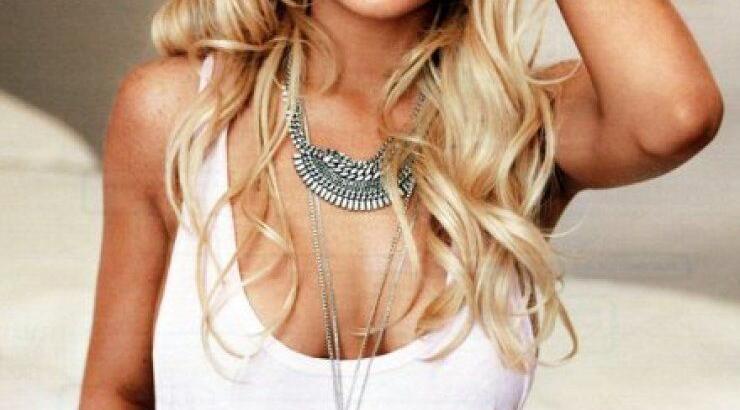 Απίστευτο! Topless η Lindsay Lohan λίγο πριν τα εγκαίνια του nightclub της στην Αθήνα