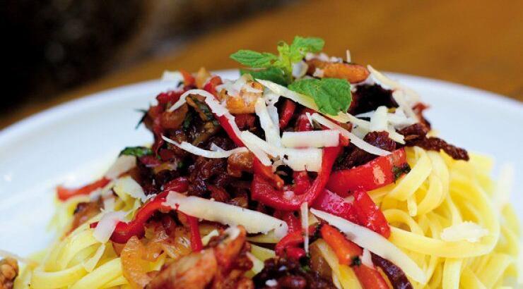 Λιγκουίνι με μπουτάκι κοτόπουλου, ελιές, λιαστές τομάτες και κεφαλοτύρι