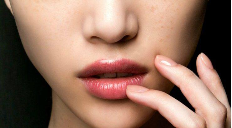 Πέντε προϊόντα για σαρκώδη χείλη με χρώμα
