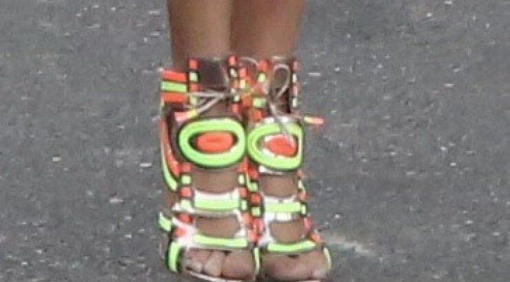 Ποια διάσημη σταρ φοράει αυτά τα σέξυ σανδάλια; [εικόνες]