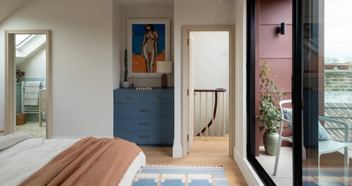 Μια αρχιτέκτονας μετέτρεψε το άδειο loft της σε ένα κομψό υπνοδωμάτιο