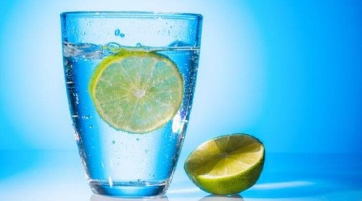  Νερό με λεμόνι: Μύθος ή αλήθεια οι θαυματουργές του ιδιότητες; 