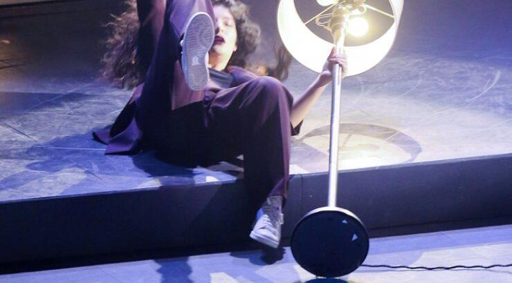 Δείτε την πτώση διάσημης τραγουδίστριας πάνω στη σκηνή 