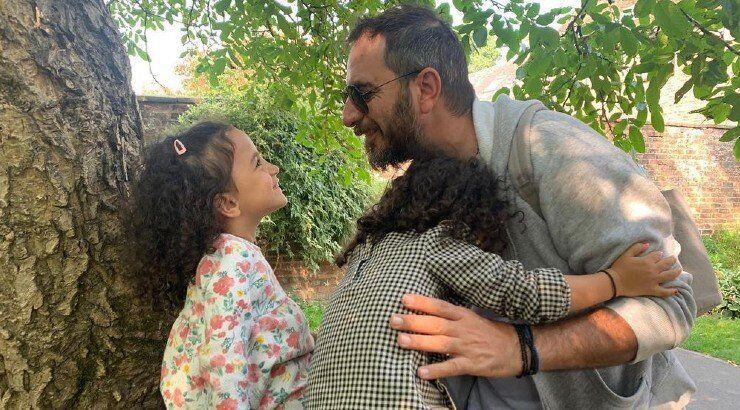 Λώρης Λοϊζίδης: Φωτογραφίζει τις δίδυμες κόρες του και μας δείχνει πόσο έχουν μεγαλώσει!