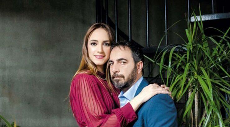 Λώρης Λοϊζίδης: Απολαμβάνει διακοπές με τη σύζυγό του στη Σαντορίνη [εικόνες & βίντεο]