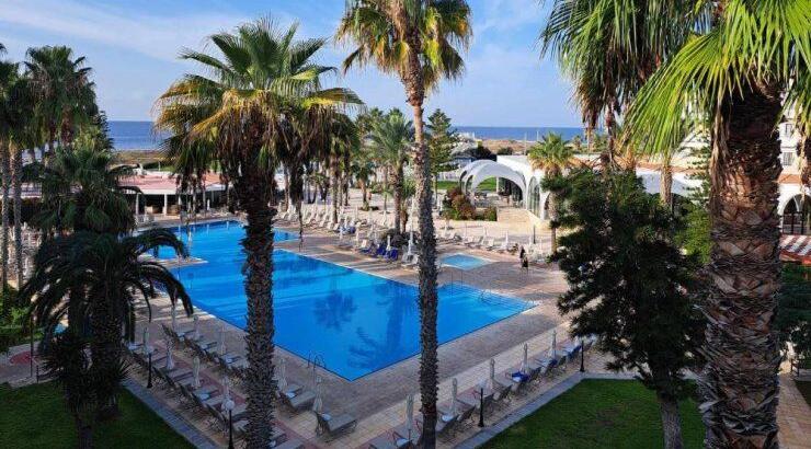 Χαλάρωση και πολυτέλεια σε δύο παραθαλάσσια ξενοδοχεία της Πάφου 