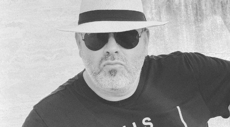 Λούης Πατσαλίδης: Βγήκε στην αυλή του σπιτιού του στη Λακατάμεια και έριχνε χιόνι! [βίντεο]