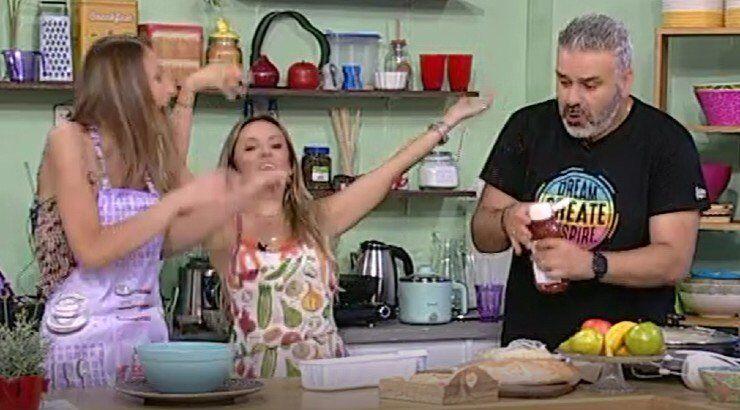 Ο Λούης Πατσαλίδης μπήκε στην κουζίνα της Γιώτας Δαμιανού και “μεταμορφώθηκε” σε εκείνην! [βίντεο]