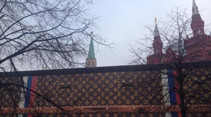 Μία τεράστια βαλίτσα Louis Vuitton γεμίζει την Κόκκινη Πλατεία 