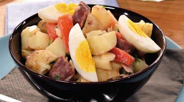 Φρέσκια πατατοσαλάτα με λουκάνικο