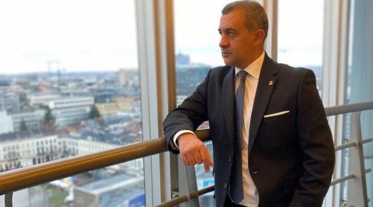 Λουκάς Φουρλάς: Δείτε τον να παίζει σκάκι με τον 11χρονο γιο του, Ιάσονα! [εικόνα]