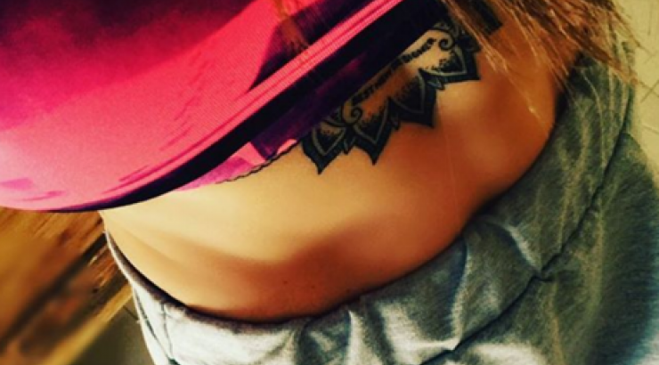 Επώνυμη Κύπρια φωτογραφίζει τους κοιλιακούς της και “κολάζει” το instagram!