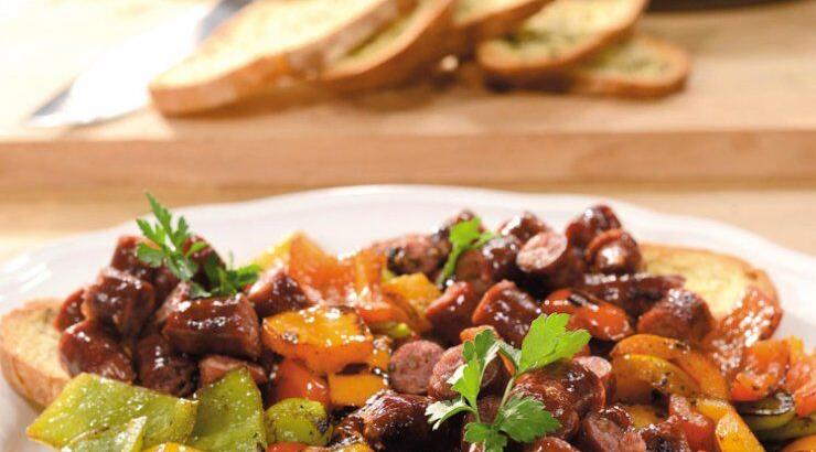 Λουκάνικα με πιπεριές σοτέ και ψωμί με αλάτι και ρίγανη