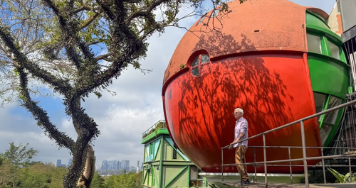 Μέσα σε ένα σπίτι σε σχήμα μπάλας, διαφορετικό απ’ ό,τι έχετε δει μέχρι τώρα!