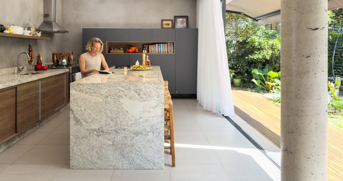 Μέσα σε ένα σπίτι που μοιάζει με μια μεγάλη βεράντα