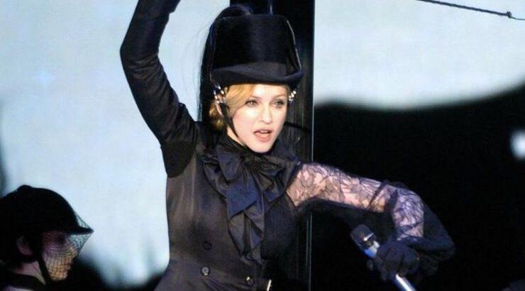 Ιατροί εξετάζουν φωτογραφίες της και αποκαλύπτουν τι έκανε και γιατί είναι αγνώριστη μετά από τις πλαστική