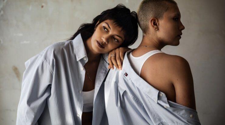 Η Τommy Hilfiger και ο Shawn Mendes συνεργάζονται στη συλλογή Classics Reborn για την Άνοιξη του 2023 με στόχο ένα καλύτερο άυριο.