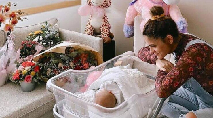 Μαίρη Συνατσάκη: Η κόρη της έκλεισε δυο μήνες ζωής και μας χάρισε την πιο γλυκιά τους εικόνα μέχρι στιγμής