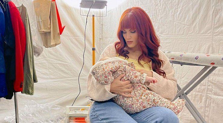 Μαίρη Συνατσάκη: Πρωινά παιχνίδια με την 4 μηνών κόρη της, Ολίβια [βίντεο]