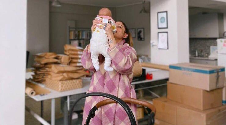 Μαίρη Συνατσάκη: Η κόρη της κοιμάται στην αγκαλιά της [εικόνα]