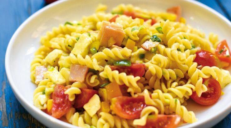 Μακαρονοσαλάτα με λαχανικά, καπνιστή γαλοπούλα και χαλούμι