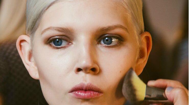 Αυτό είναι το χρώμα που κυριαρχεί στo ρουζ αυτή τη σεζόν