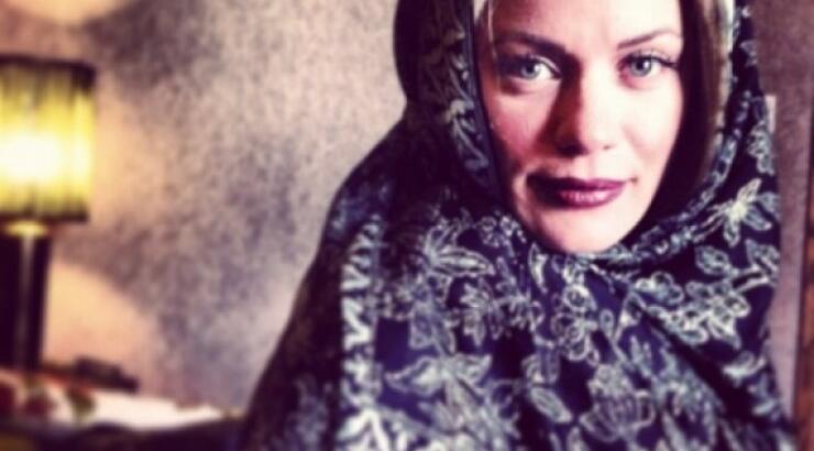 Η Ζέτα Μακρυπούλια φωτογραφίζεται με μαντίλα στα Ιωάννινα