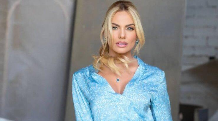 Ιωάννα Μαλέσκου: Το ροζ σύνολο που φόρεσε και μας θύμισε την Carrie Bradshaw 