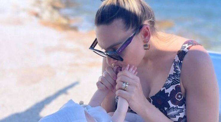 Ιωάννα Μαλέσκου – Κωνσταντίνος Δανιάς: Με τη δύο μηνών κόρη τους στην παραλία [εικόνες]