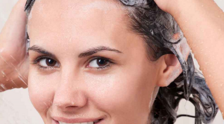 Αυτός είναι ο σωστός τρόπος να λούζετε τα μαλλιά σας για να είναι λαμπερά!