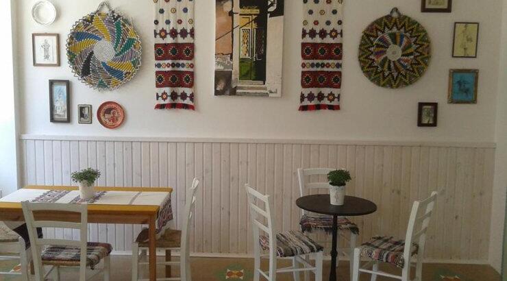 Αύριο το καφενείο Μάλλον Γλυκύς έχει γενέθλια και μας κερνά