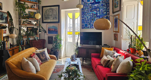 Πώς ένα ιδιόρρυθμο διαμέρισμα μεταμορφώθηκε σε έναν χώρο γεμάτο πράσινο, χαρακτήρα και προσωπικότητα