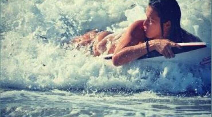  Ποια Ελληνίδα παλεύει με τα κύματα;