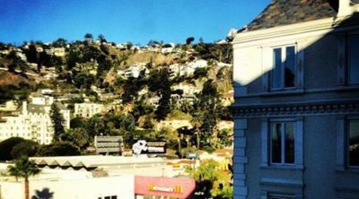 Ποιος Έλληνας ηθοποιός έχει αυτή τη θέα από το σπίτι του στο Los Angeles;